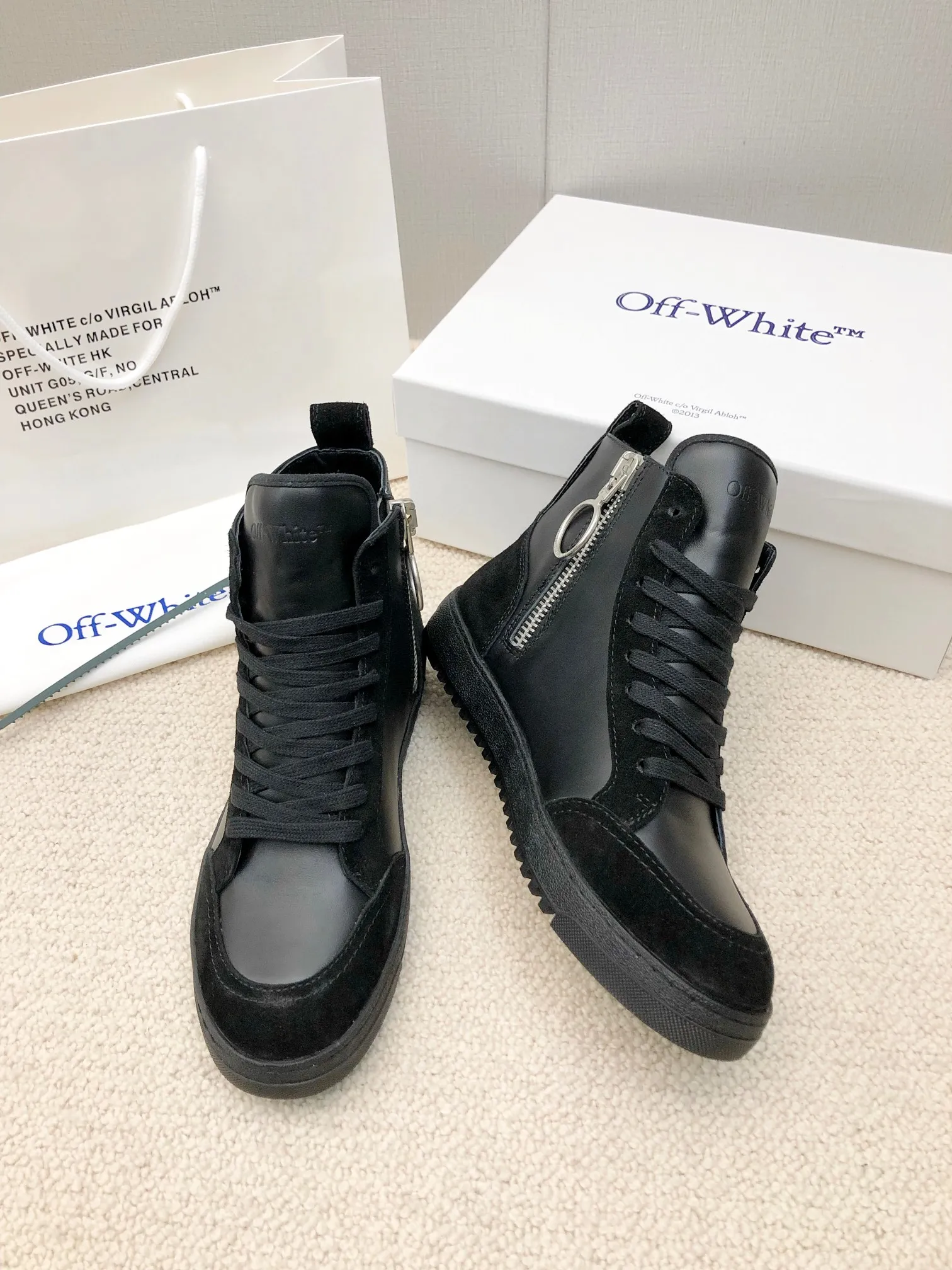Men's men's shoes P540! 🌈🌈OFF WHITE🌈🌈 ⚡️Couple model⚡️🍓New color🍓 👉Ex-factory price: 130-45 The latest Gaobang street casual Martin style masterpiece, released the highest quality version on the market 👊 Series original mold opening, original lasting, production technology 1:1 original ➰🔜The best choice for more and more celebrities and Internet celebrities🔸In classics Change🔸Innovate in the trend🔸Strive to break away from the shackles of bad street design🔝Although he is not the originator of fashion design, he is definitely a shining dark horse in avant-garde design🐴🆙Do not follow the trend🔅Not universal beauty🔅 Fabric💯First-layer cowhide/suede Lining💯cowhide lining Foot pad💯Original molded high-elastic environmentally friendly molding pad Midsole💯Original lasting process Outsole💯Rubber outsole Packaging💯Full set of packaging synchronized with the official website (brand wrapping paper, brand certificate, brand cloth bag)